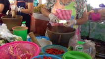 Som Tam. Papaya Salad in the market. Ensalada de papaya verde en el mercado.