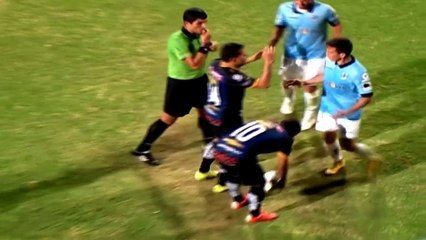 Équateur - Un arbitre sort 2 cartons jaunes