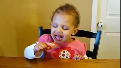 Un bébé qui Monge une glace Jusqu'au bout même à moiter endormi mdr