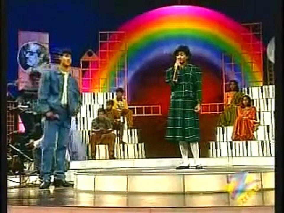 Shreya Ghoshal   Suniyo Ji   Saregama Live.wmv