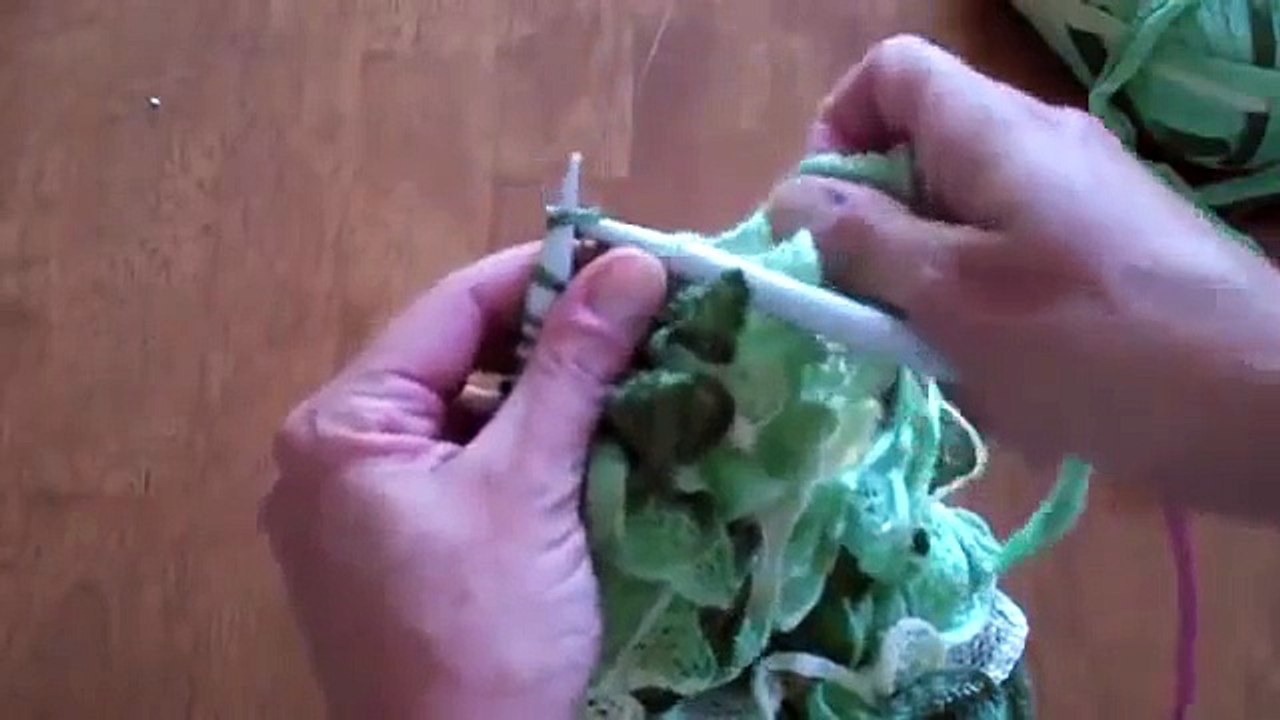 Cum tricotam o esarfa din fir pretricotat.mp4