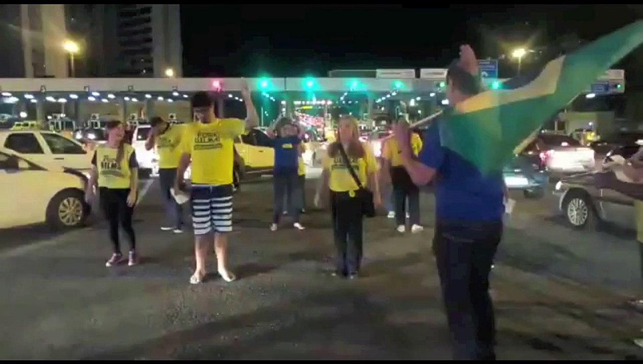 Ensaio da coreografia "Fora Dilma" em Vitória