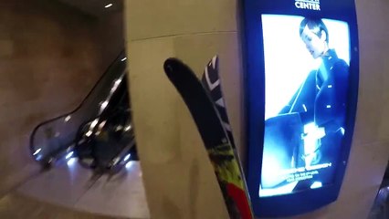 Un homme descend 3 escalators à ski