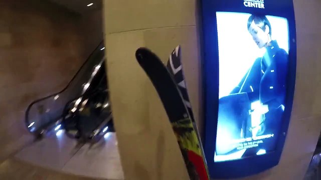 Un homme descend 3 escalators à ski