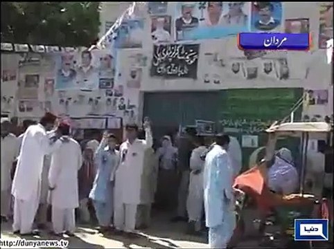 Dunya News - Mardan: Large number of women voters show up at polling stations to cast votes in Bagh-II