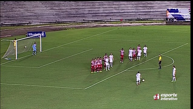 Em linda cobrança de falta, André Beleza acerta a trave