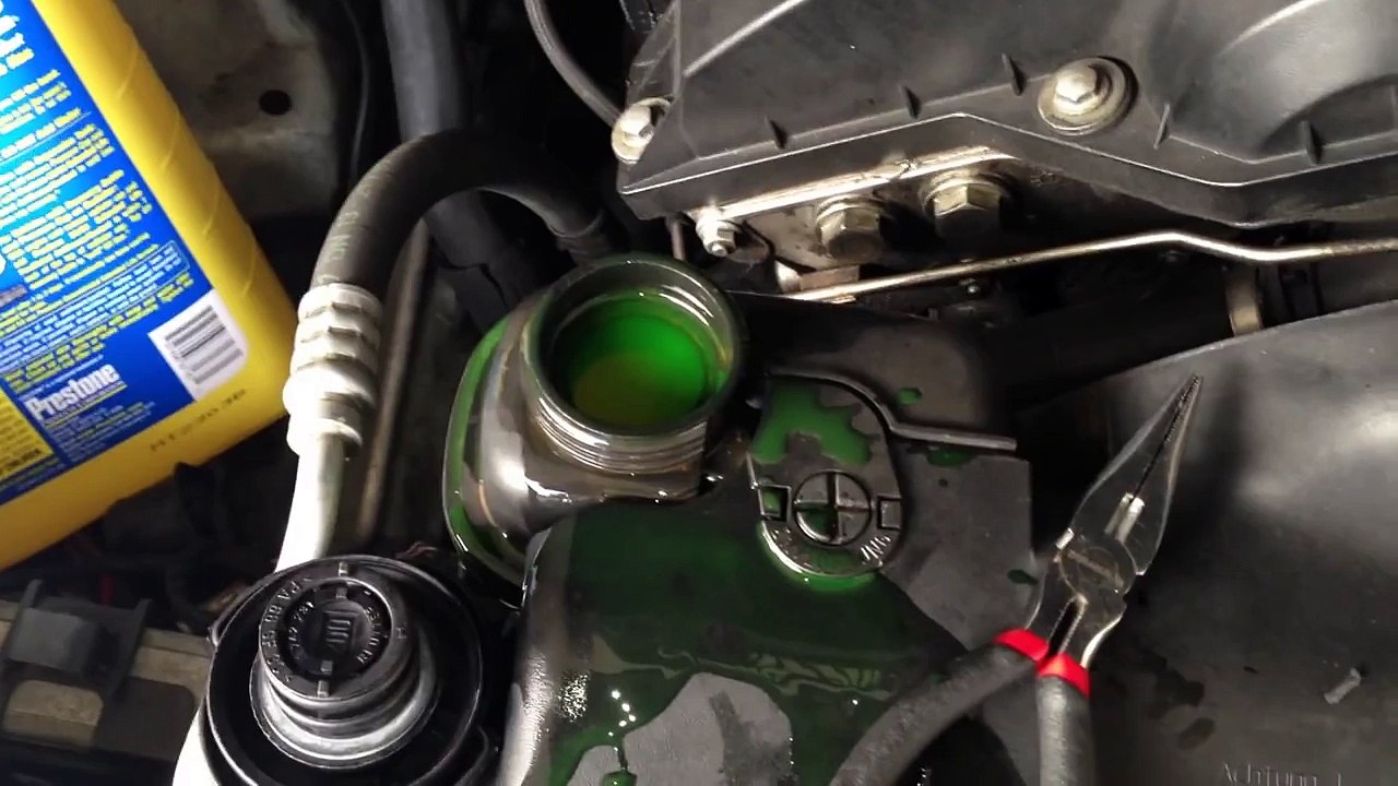 HOW TO Remove Air Bubbles From Your Radiator/Engine Block 9703 BMW 5