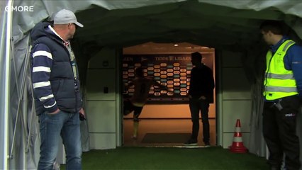 Il se ramasse par terre après une expulsion !