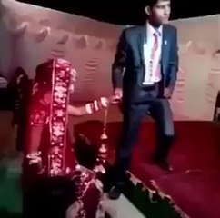 Dulha bechara. ZIP Khuli reh gae.