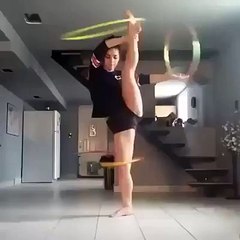 Tre hoola hop in contemopranea in equilibrio su di una gamba... pazzescoi