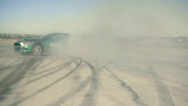 Il pilote une mustang avec un casque Oculus Rift