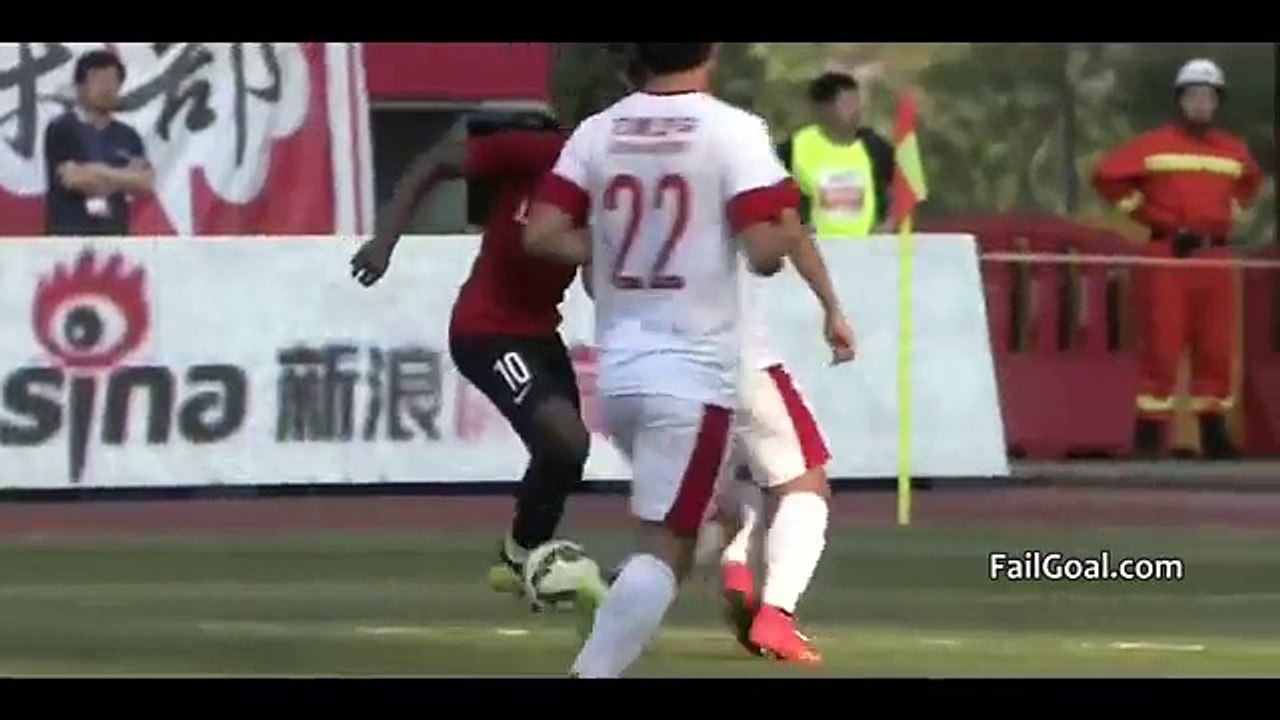 Un Gardien de But se prend le Ballon pendant qu'il Boit de l'eau
