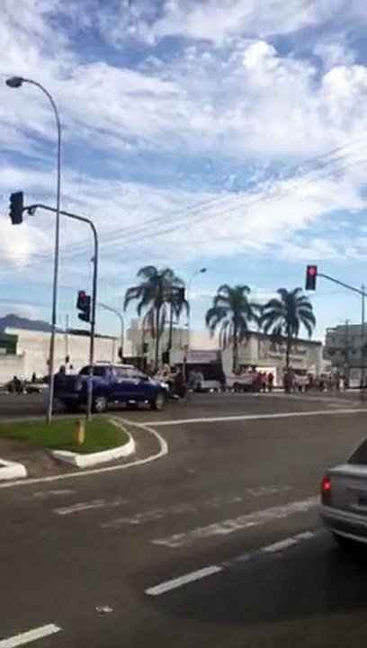 Caminhada de manifestantes na BR 101