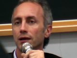 Travaglio - Differenza tra comunicazione e informazione