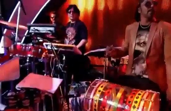 Girl kissing and Hugging Atif Aslam in India