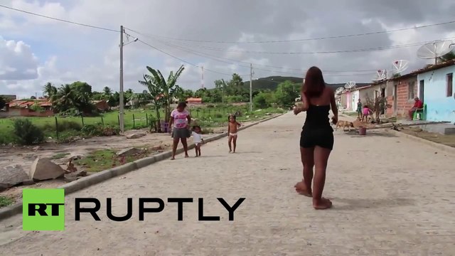 Une femme aux pieds énormes veut porter une paire de talons hauts