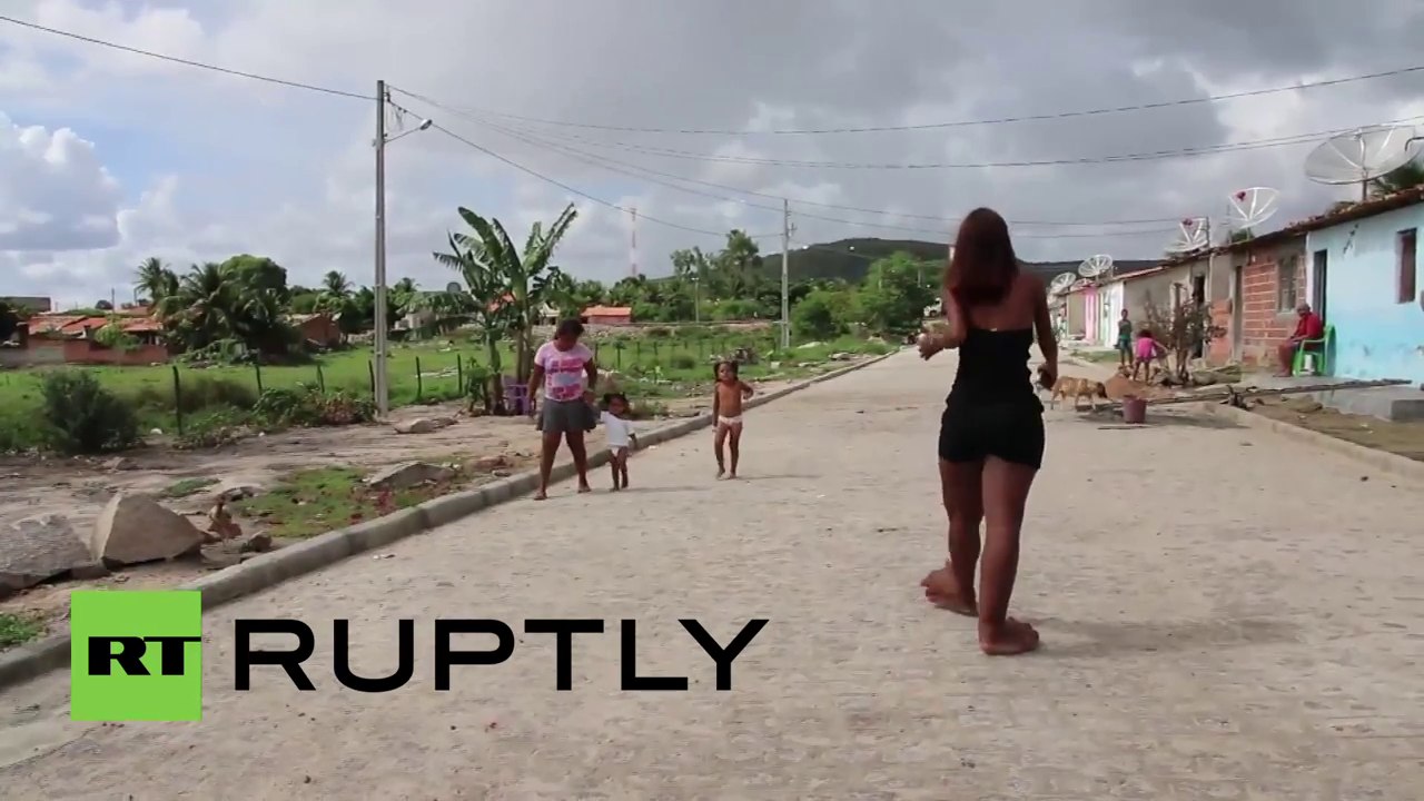 Une femme aux pieds énormes veut porter une paire de talons hauts