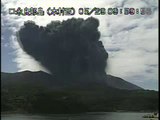 Japão esvazia ilha após erupção de vulcão