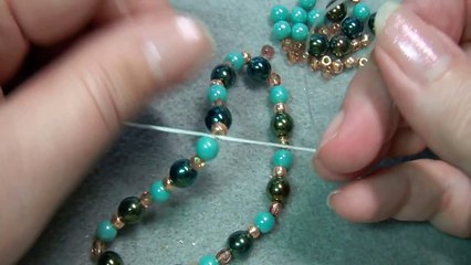 Télécharger la video: Stretch Bracelet Tutorial - How to Make a Beaded Stretch Bracelet