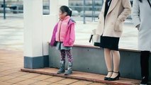 Des enfants voient des inconnus perdre leur portefeuille pour tester leur réaction