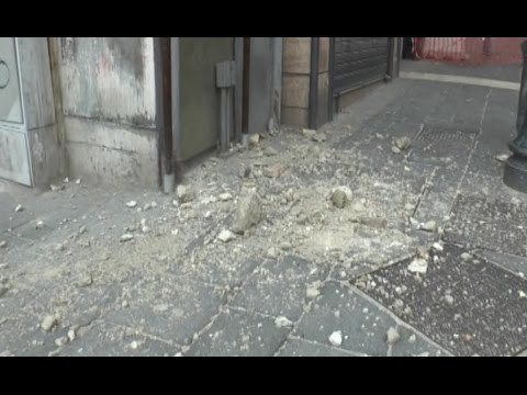 Napoli - Crollano calcinacci in Via Calabritto, allarme manutenzione (28.05.15)