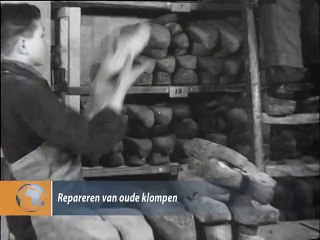Repareren van oude klompen - 1944
