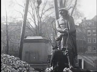 Standbeeld van Rembrandt naast voetstuk - 1 maart 1924