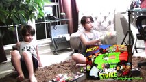 Robert-Andre's and William-Haik'sAwesome Zombie Strike Nerf Blasters Unboxing