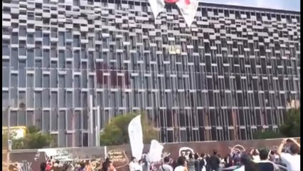 AKM'ye Boyun Eğme Pankartının Asıldığı An