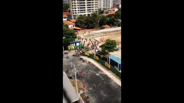 Operários invadem obra na avenida Washington Soares