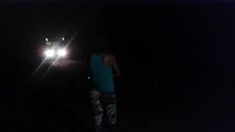 Alunos andam cerca de 2 km no escuro por falta de transporte escolar em Aracruz