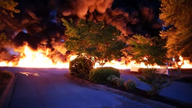 Spectaculaire incendie d'un camion-citerne aux États-Unis