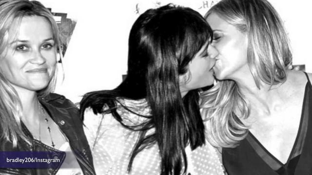 Selma Blair and Sarah Michelle Gellar reenact 'Cruel Intentions' kiss