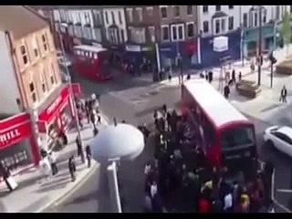 Watch amazing moment dozens of people lift a bus to save knockеd down unicyclist
