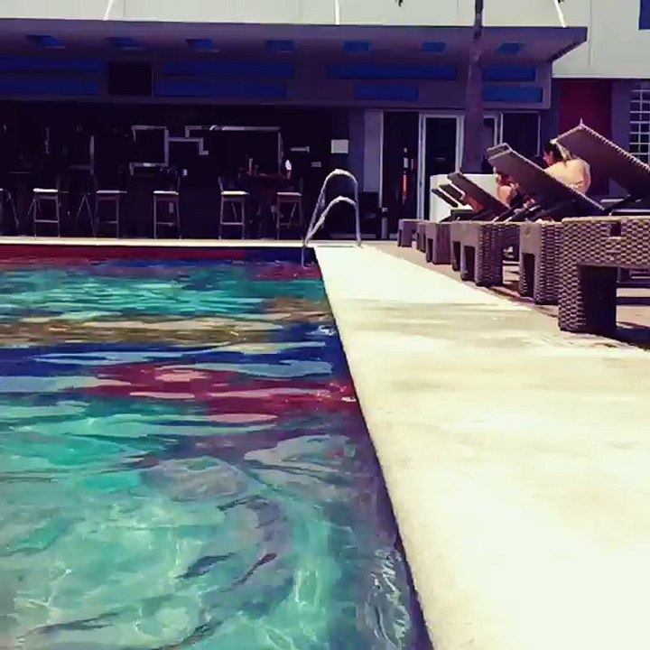 Tini Stoessel sexy en la pileta