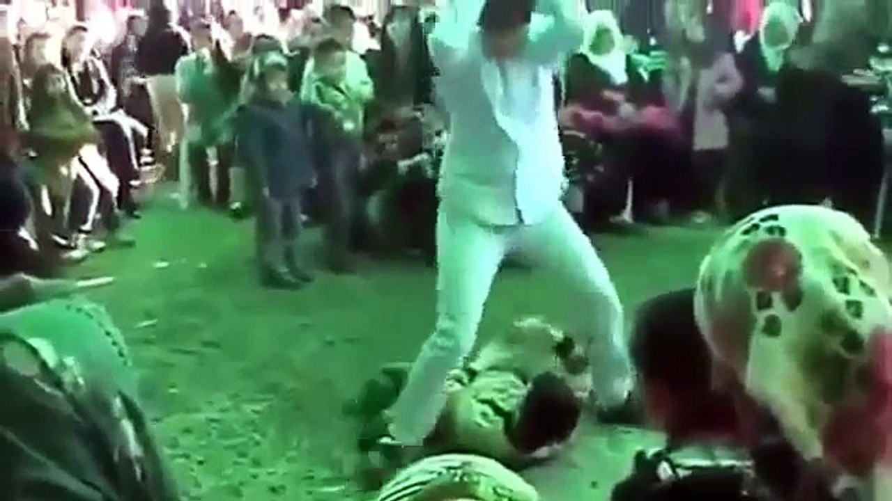 Düğünde Çilli Bom Bom Dans -