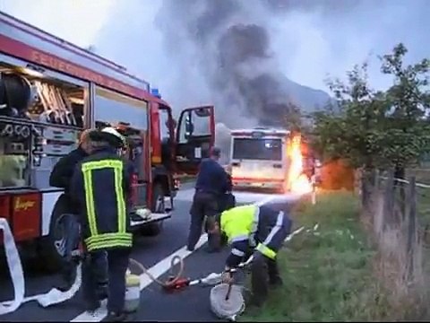 Schulbus brennt: Warnungen ignoriert?