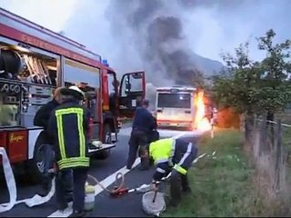 Schulbus brennt: Warnungen ignoriert?