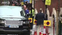 英王室に新プリンセス誕生、ジョージ王子も病院にお見舞い　Prince William and son George greet crowds and meet new princess