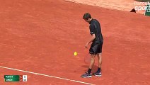 Lors du duel franco-français du troisième tour à Roland-Garros, l'arbitre a dû demander à une spectatrice de faire moins