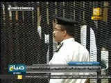 محاكمة مبارك: علاء وجمال مبارك يحيون مؤيدي مبارك