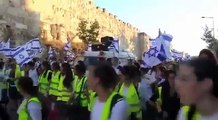 Un Juif Americain durant une manifestation sioniste,vient soutenir le peuple palestinien