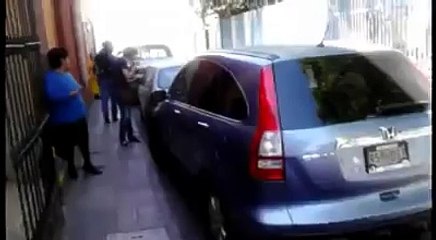 Intenta evitar multa atropellando a un policía