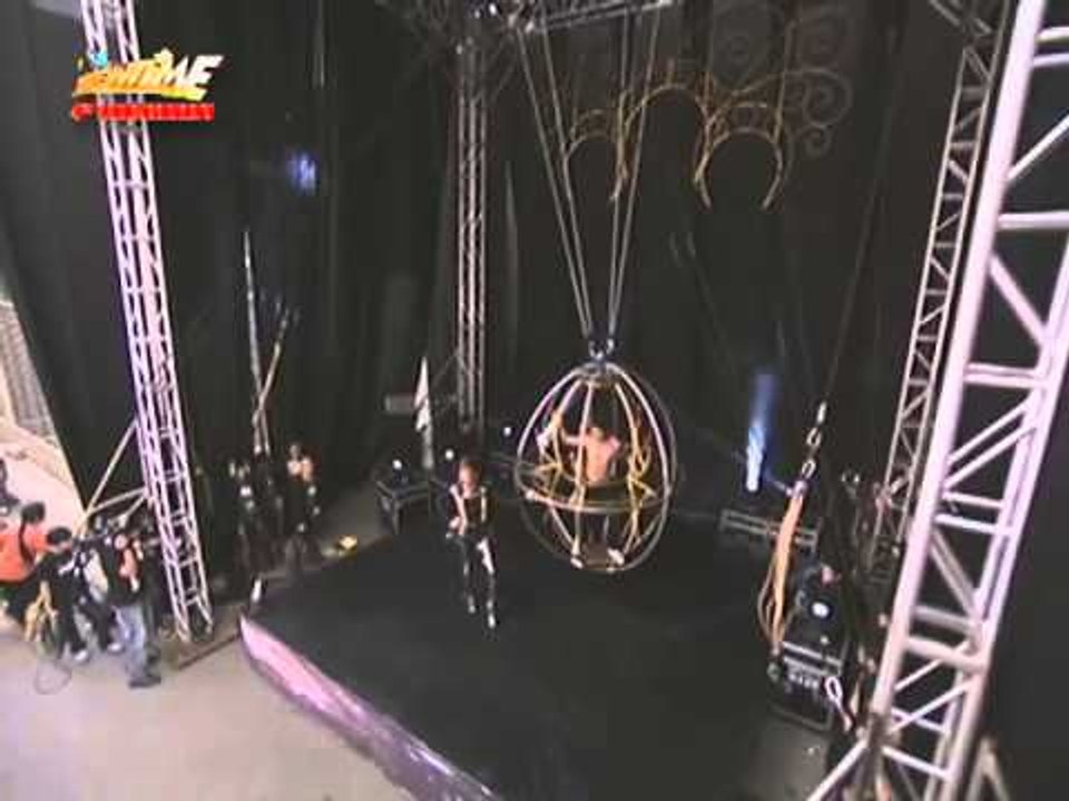WATCH: Vice Ganda performs acrobatics on 'It's Showtime'