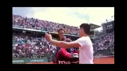 下载视频: Fan jumps on court, attempts selfie with Federer vs Alejandro Falla Roland Garros