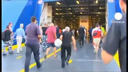 Simpatizantes griegos de extrema derecha atacan un furgón policial