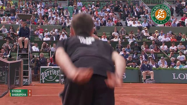 Samantha Stosur 0-2 Maria Sharapova: Cầm vé vào vòng 4