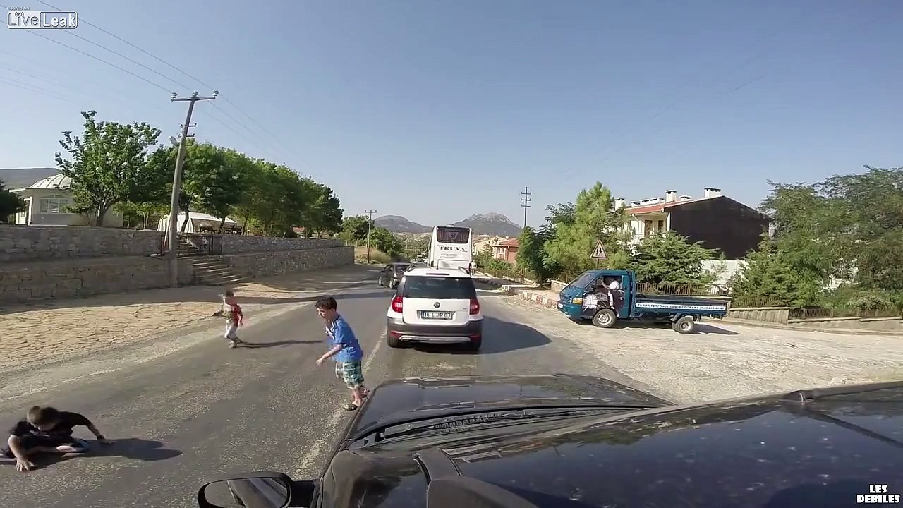 Ce Gamin Traverse la Route sans Regarder et se Fait Ecraser