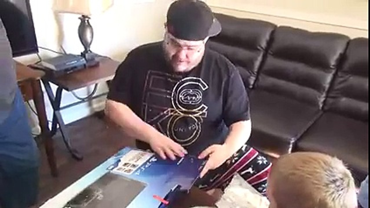 Il Croit recevoir une PS4 mais il est Vite très ... Déçu