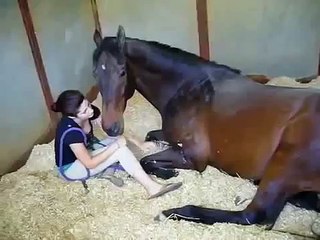 Нежная любовь девушки и лошади
